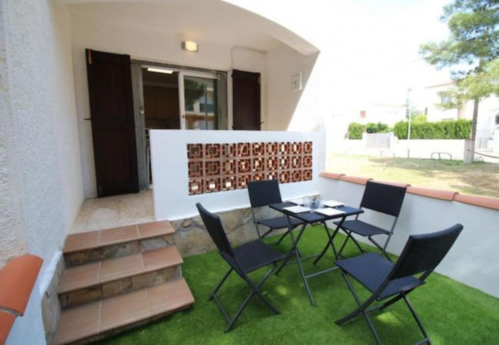 Appartement Situe A 100 M De La Plage Empuriabrava Luaran gambar